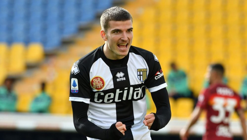 世俱杯冠军-罗马尼亚国脚加盟那不勒斯，提升球队实力的简单介绍