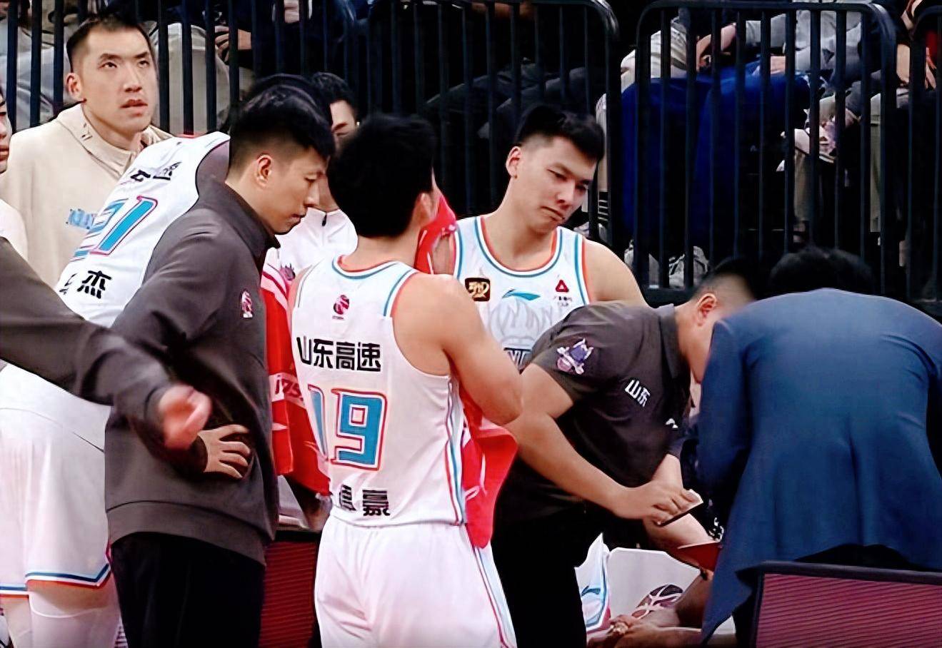 关于山东鲁能vs广州富力:实力对决,惊险底线之争的信息 关于山东鲁能vs广州富力:实力对决,惊险底线之争的信息