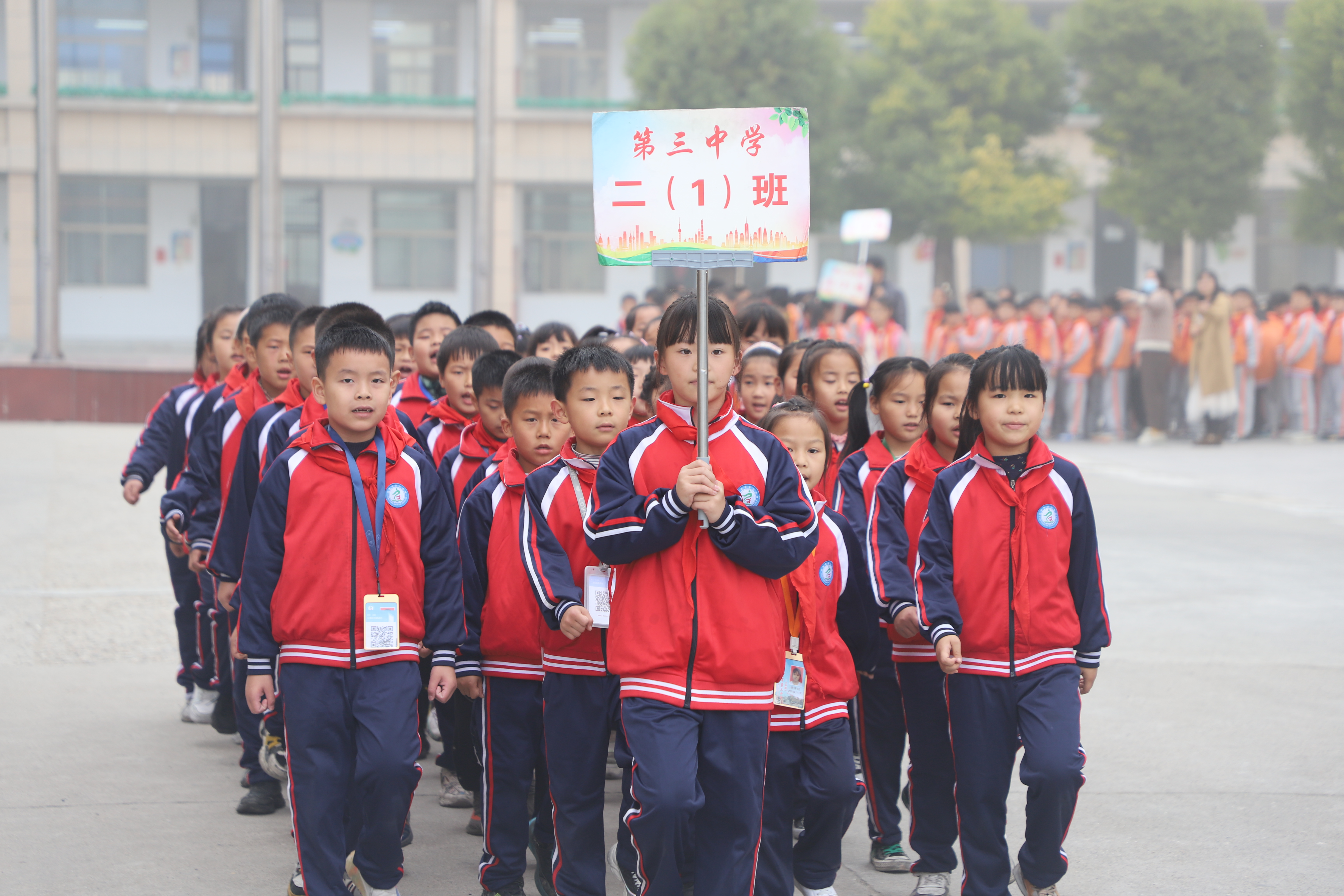 尽展风采：精英选手在赛场上飞驰的简单介绍