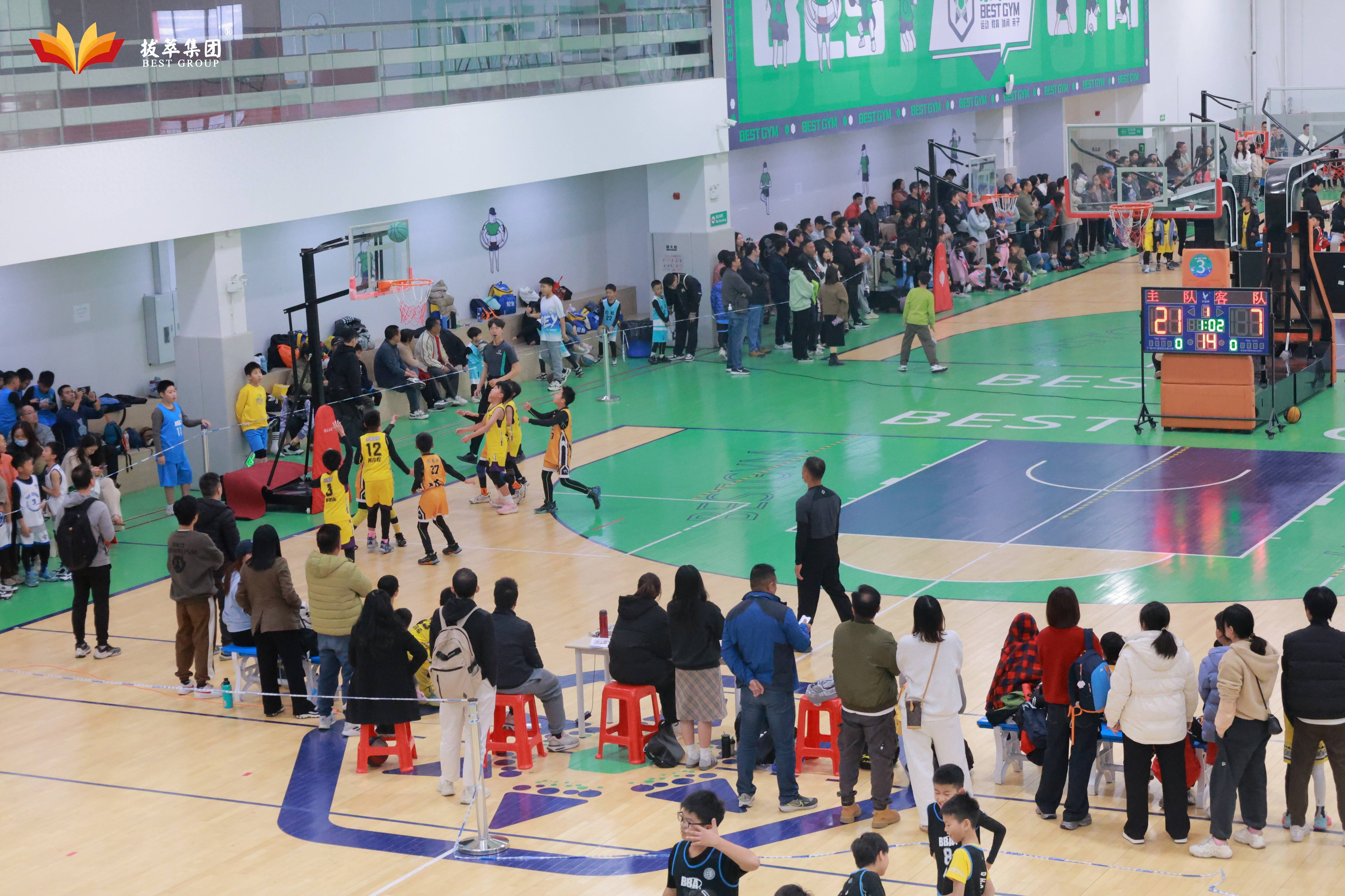 世俱杯决赛-队员的精彩表现引来观众欢呼不已