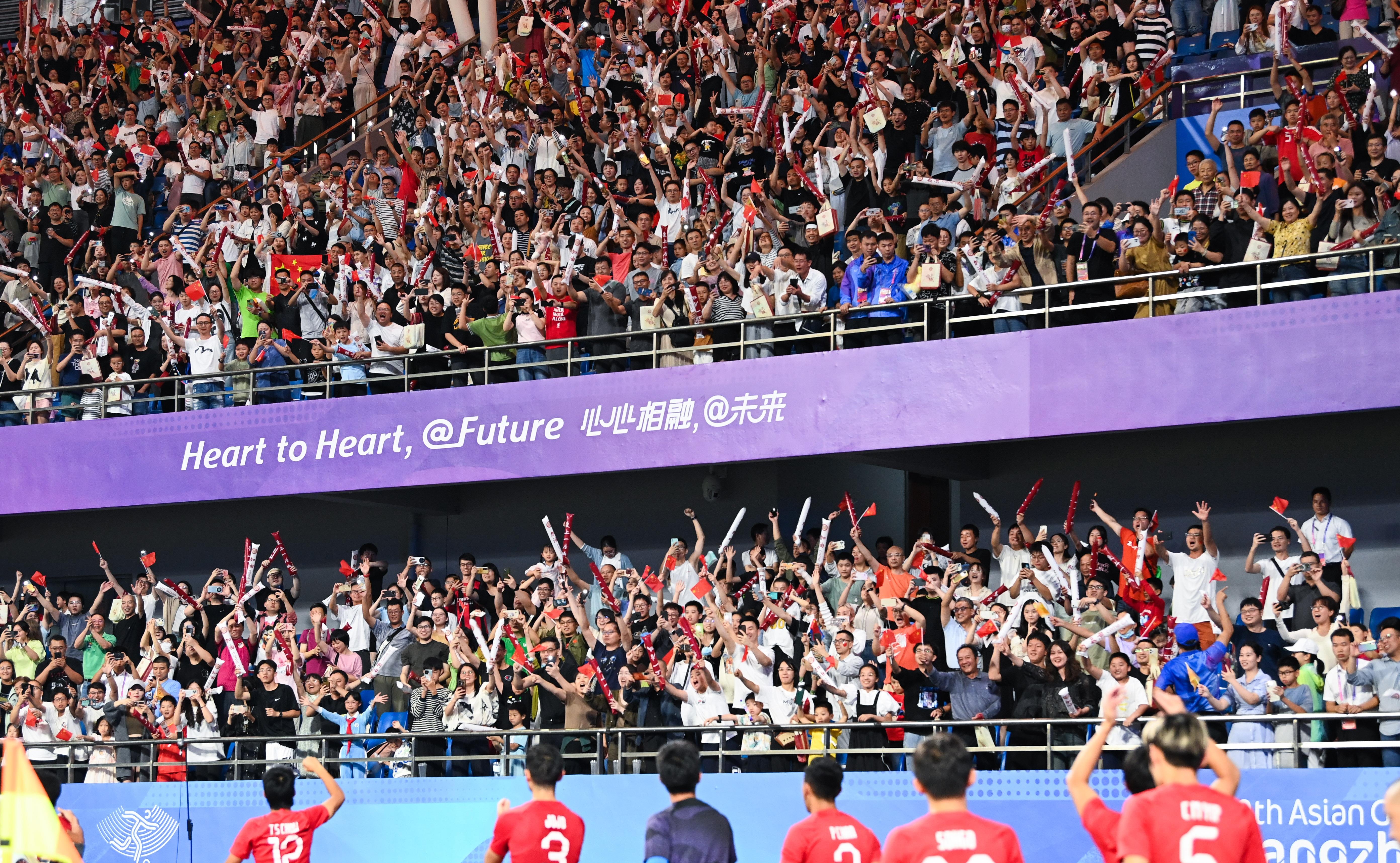 队员的精彩表现引来观众欢呼不已