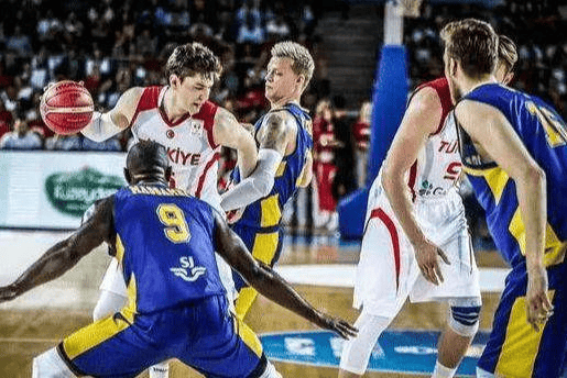 世俱杯-欧洲篮球联赛决赛战激烈开打