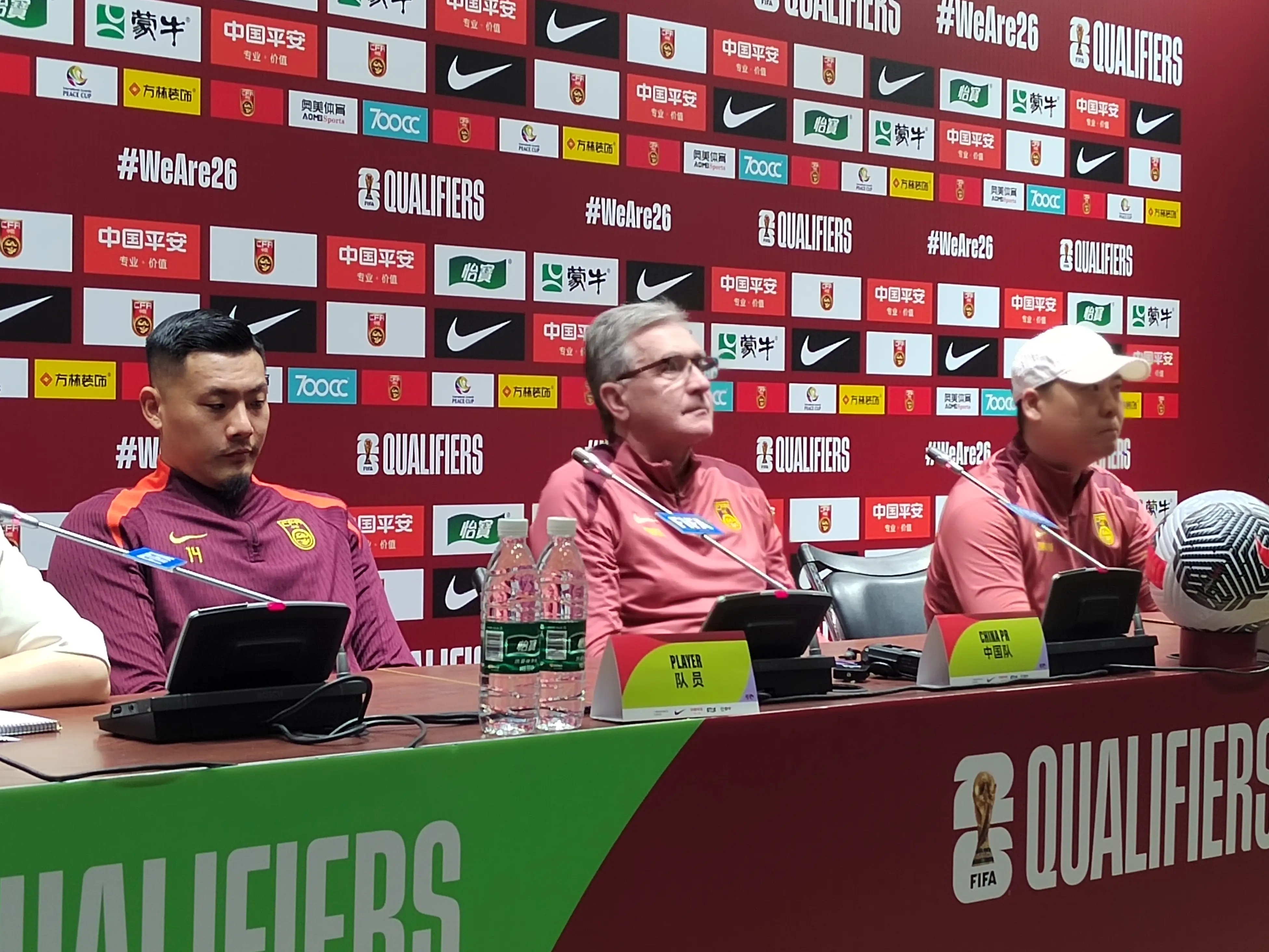 比赛开始,球队们全力以赴追逐胜利 比赛开始,球队们全力以赴追逐胜利