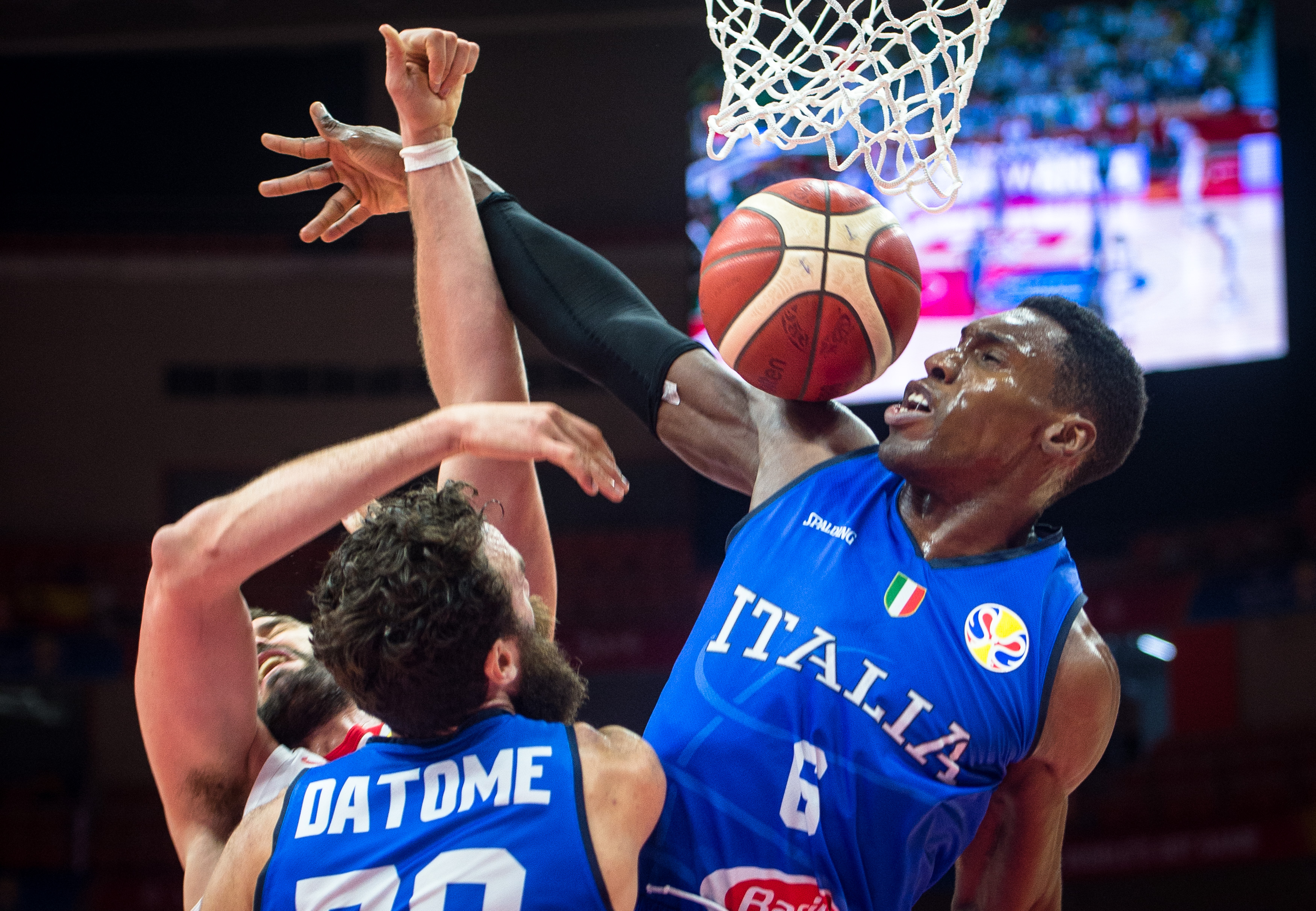 西班牙篮球队不甘示弱，力争冠军秘诀