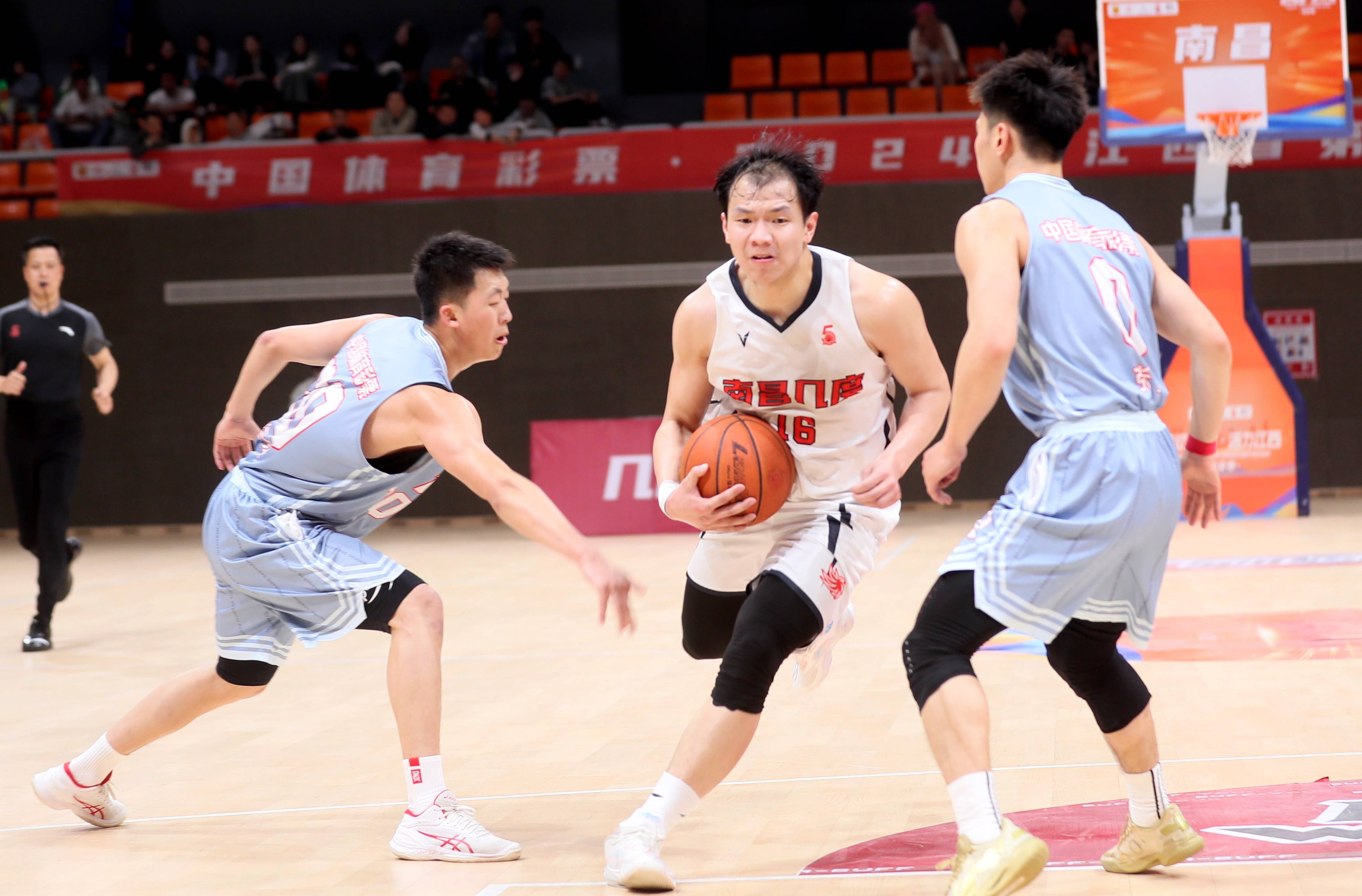 世俱杯冠军-体育界男子篮球比赛成热议话题