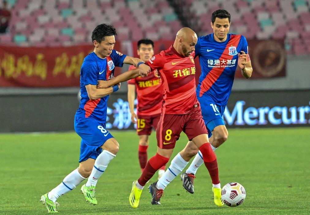 上海申花迎战山东鲁能，双方对决燃情激烈