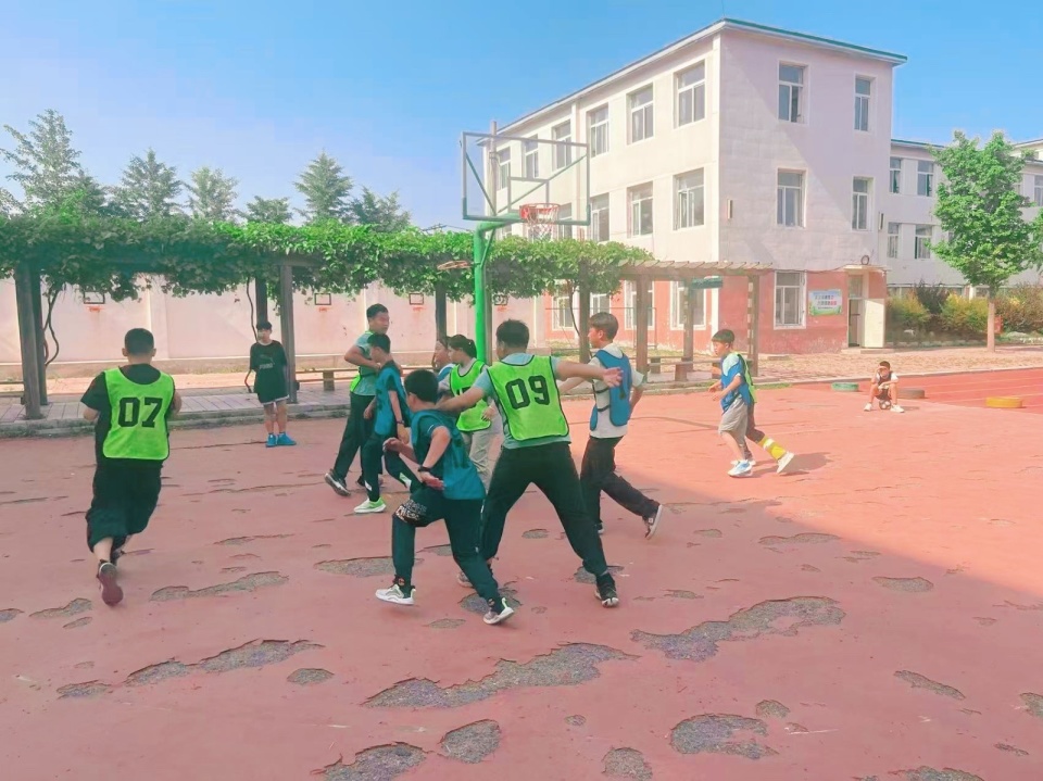 球队士气高涨，赛场再创辉煌，勇往直前追逐梦想