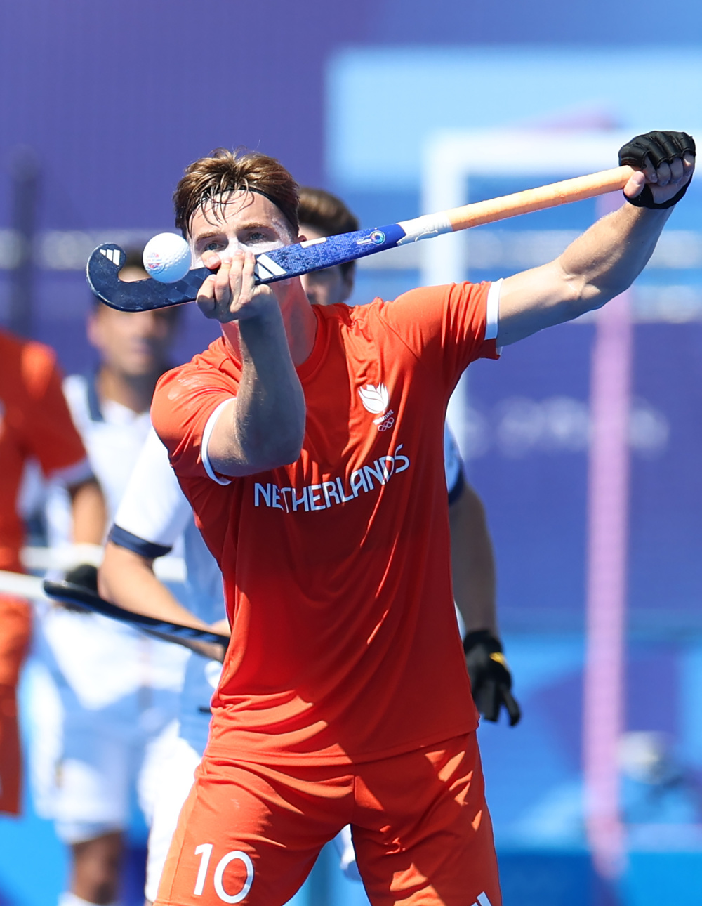 丹麦曲棍球选手技高一筹，实力晋级