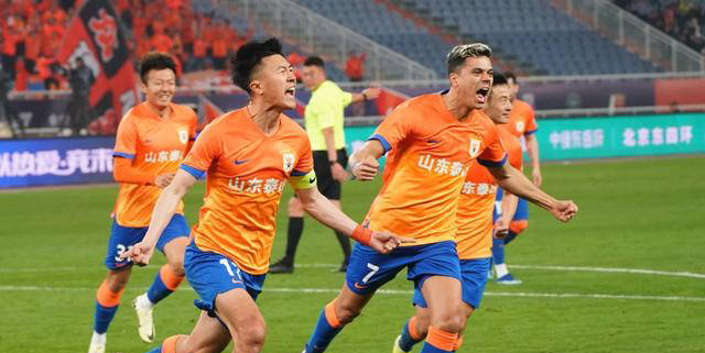 世俱杯冠军-安徽队内线强劲,扩大领先优势