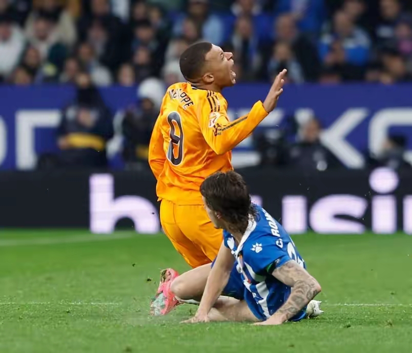 世俱杯改制-包含萨索洛球员配合默契，连续进球掀翻对手的词条