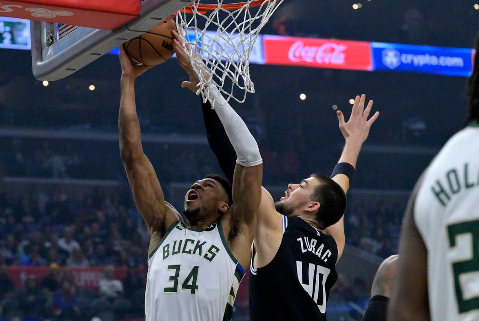 包含雄鹿客场盗币成功，掀起连胜热潮的词条