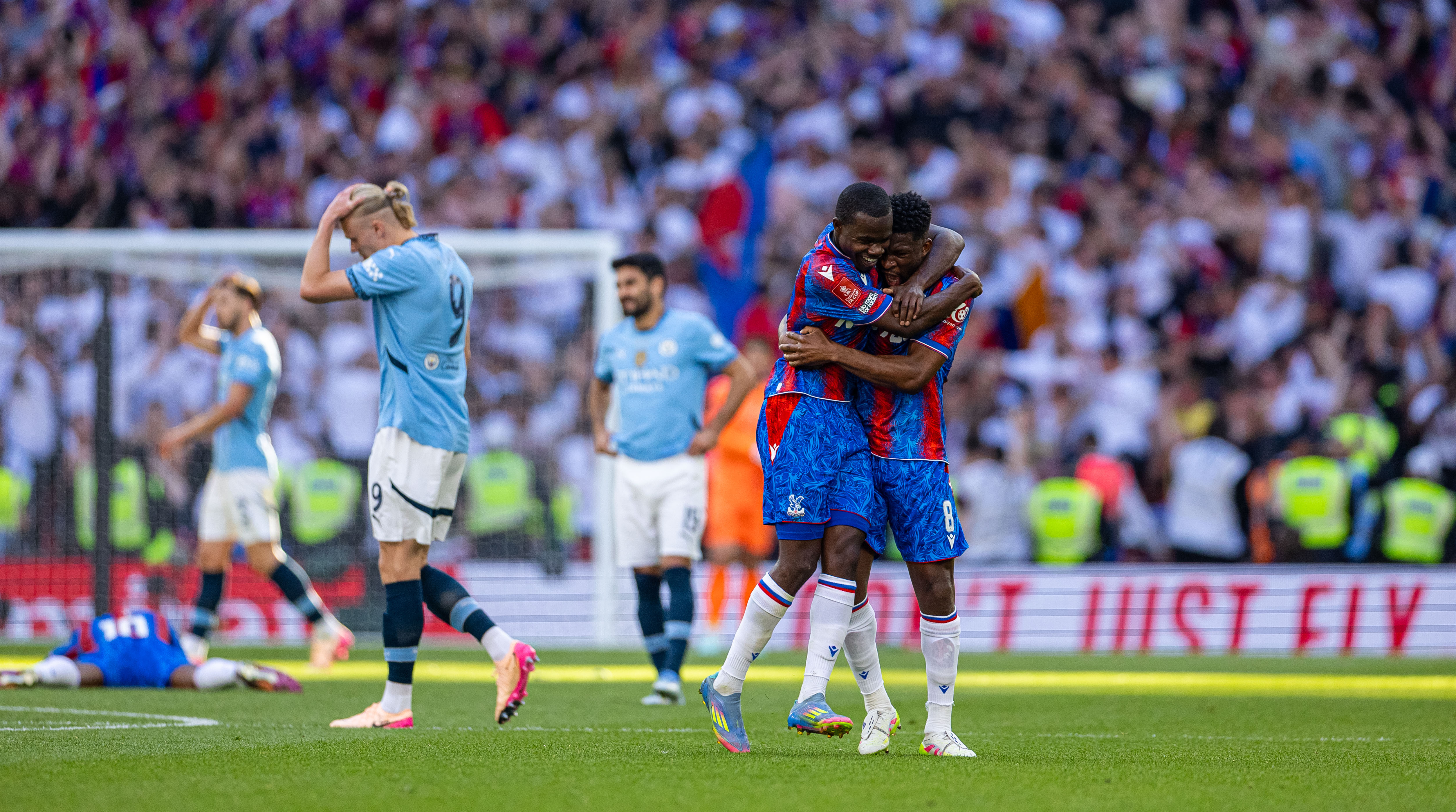 足球球队以出色表现在赛场上脱颖而出 足球球队以出色表现在赛场上脱颖而出