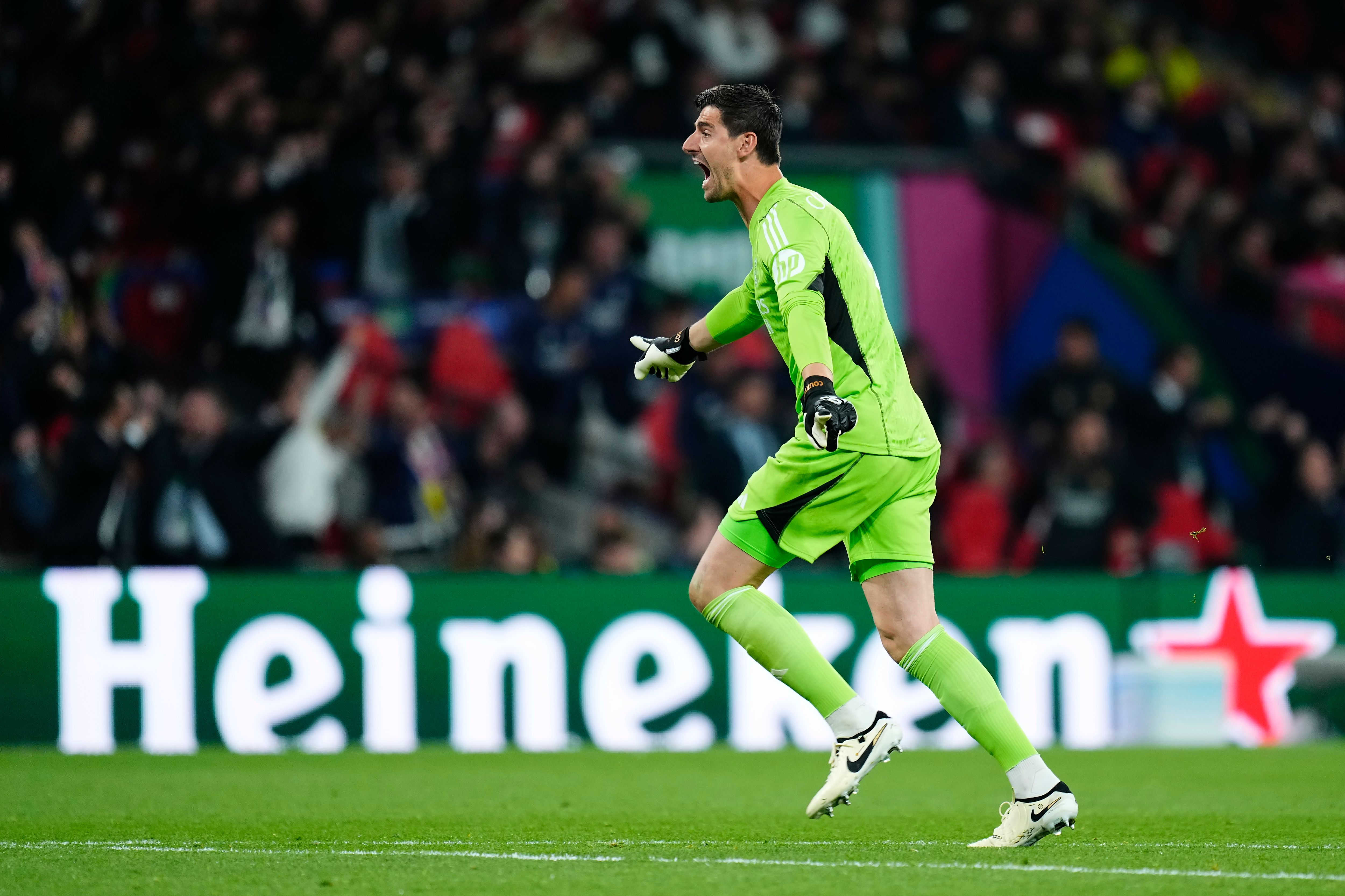 罗马尼亚球员心情澎湃，庆祝胜利的简单介绍