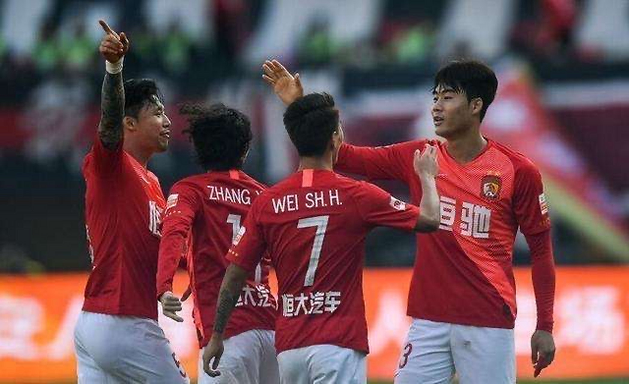 恒大客场大胜华夏幸福，继续领跑中超积分榜