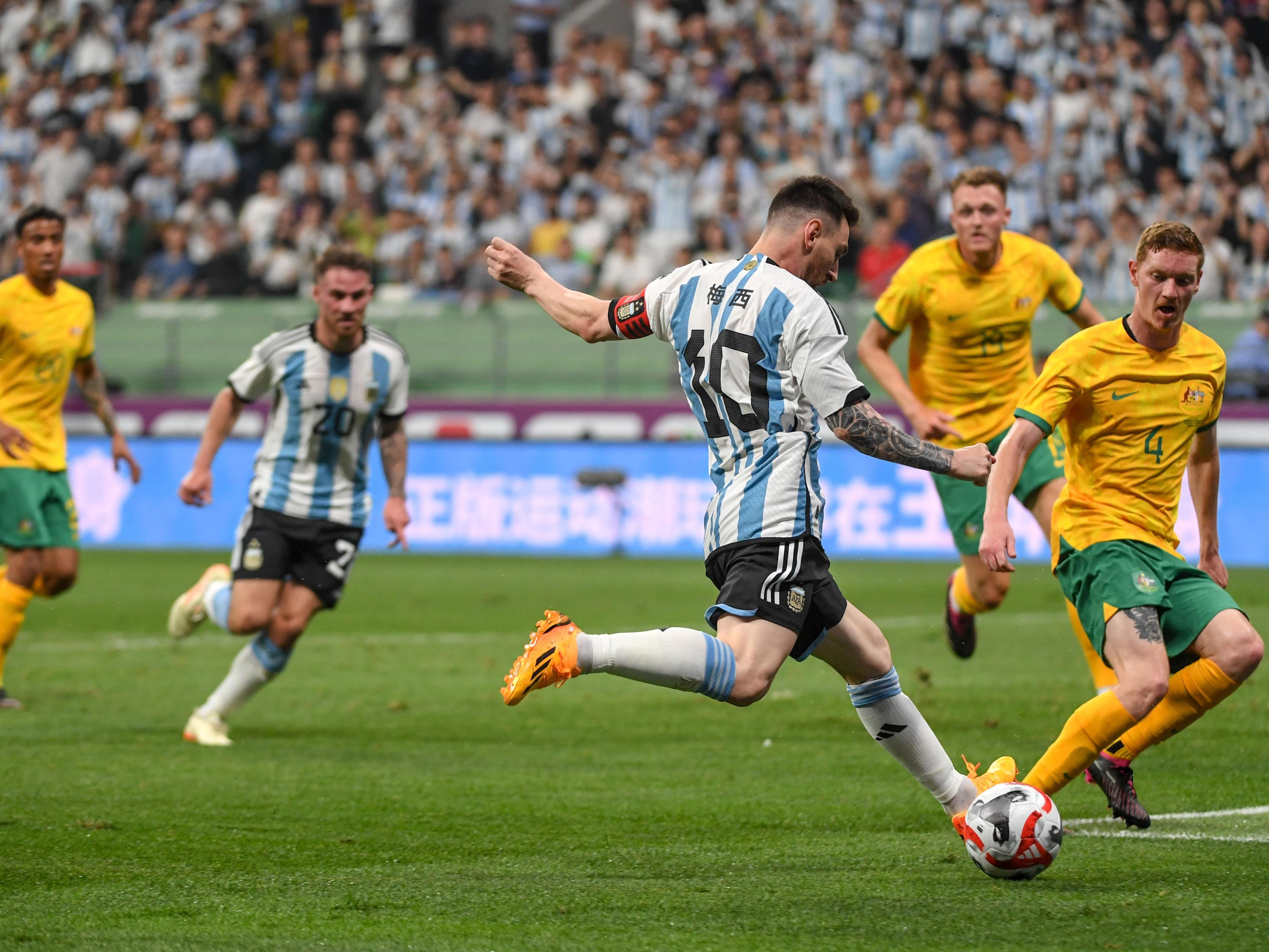 梅西展现超凡实力，助阿根廷挺进决赛