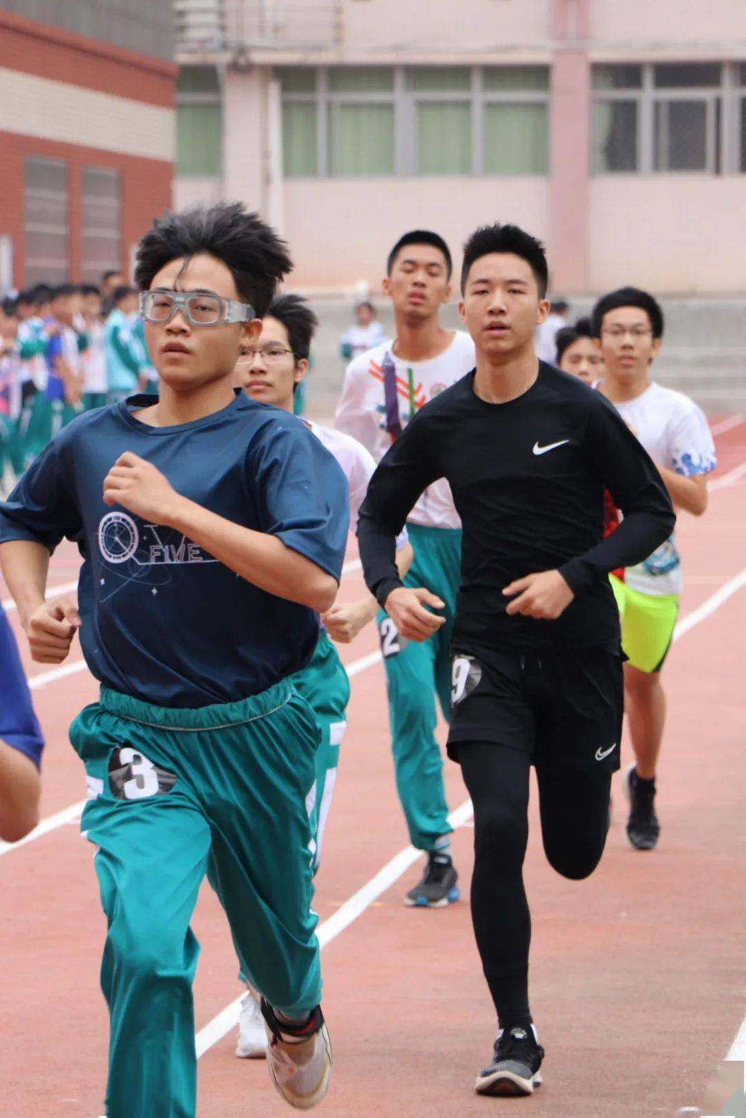 球场上青光闪闪,少年好手迸发潜力 球场上青光闪闪,少年好手迸发潜力