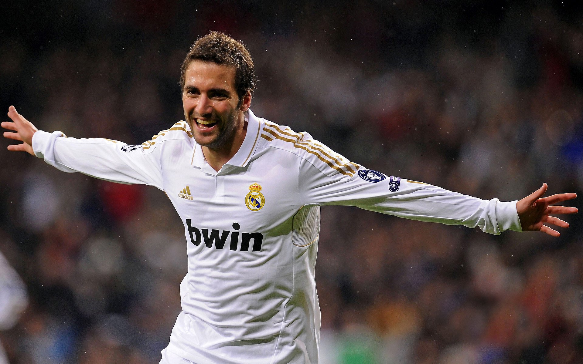 雨中神话，在切尔西的暮色里，罗德里用脊梁画下那一道不朽的孤光